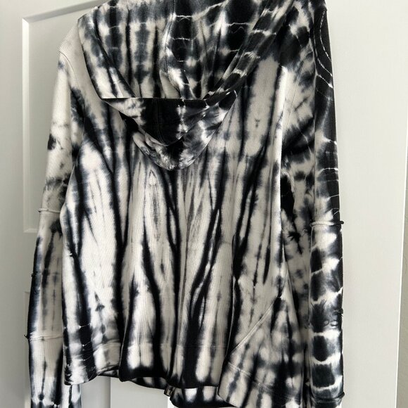 XCVI, ZIP UP HOODIE, BLACK AND WHITE SIZE XL, HARDLY WORN, LIKE NEW CONDITION. - Picture 4 of 4